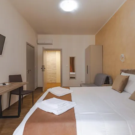 Gasthof Centro Rooms-camere Eleganti In Pieno Centro Triest